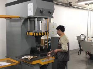 Di Fabrîkê de Fermandariya Xweseriya Japonê Hydraulic Press