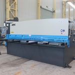 Hîtraçê ya pergala guillotînê pîşesazkirina cnc ya ji bo plateya metalê, pişka mîkrofê ya mîkrofê